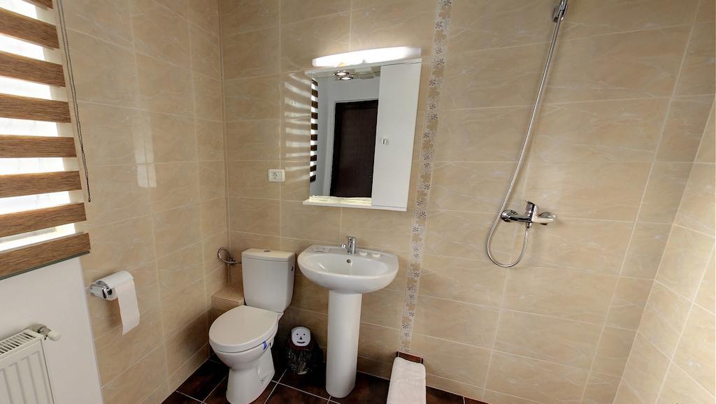 La Storia Guest House Pitesti Phòng bức ảnh