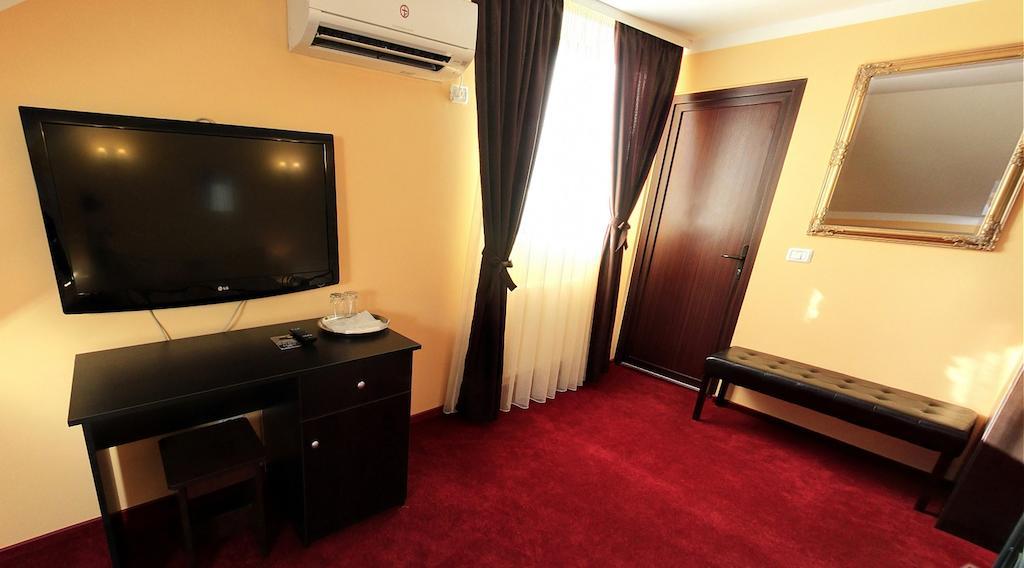 La Storia Guest House Pitesti Ngoại thất bức ảnh