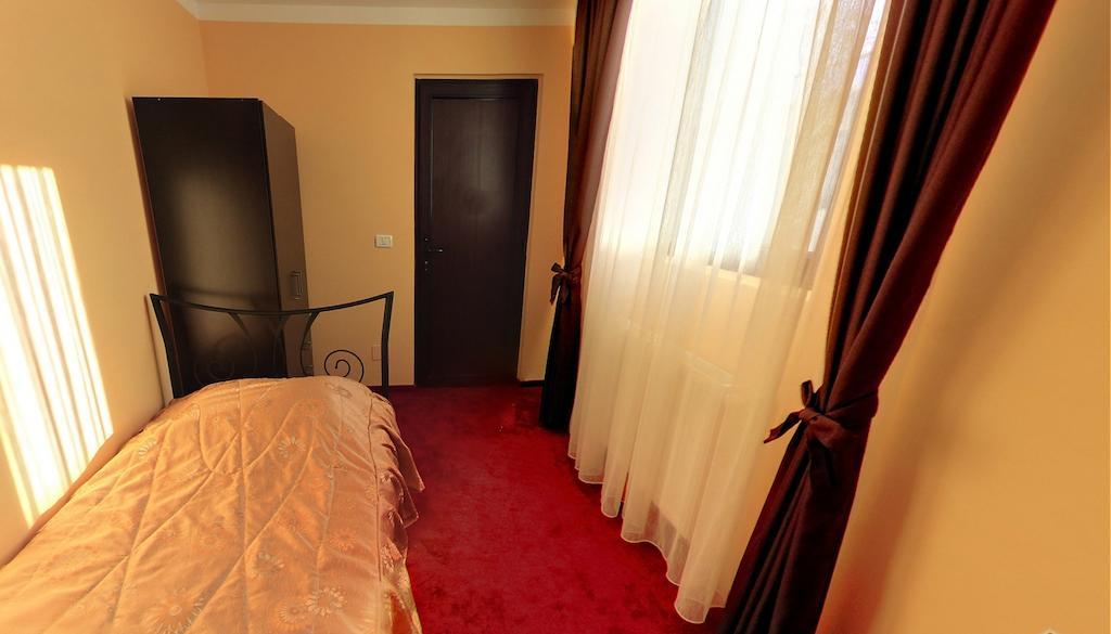 La Storia Guest House Pitesti Phòng bức ảnh