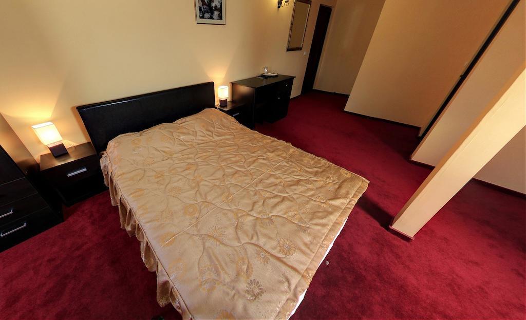 La Storia Guest House Pitesti Phòng bức ảnh