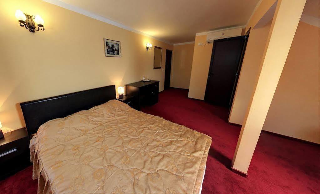 La Storia Guest House Pitesti Ngoại thất bức ảnh